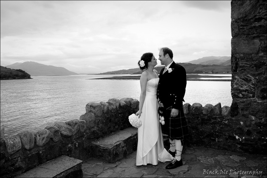 Wedding photography ar Eilean Donan Castle, Highlands, Scotland-16