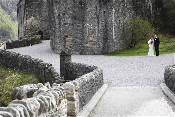 wedding photographs of Eilean Donan Castle -5060